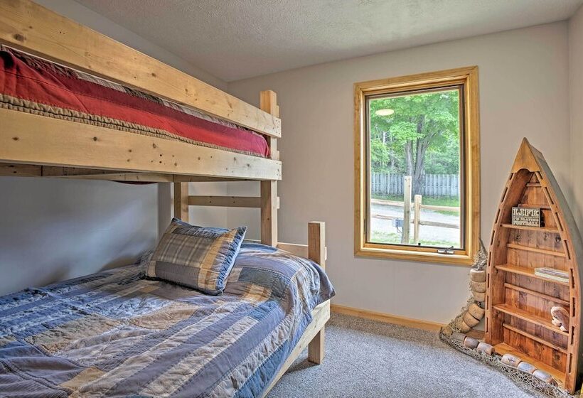 Cedar Home W/ Fire Pit & Grill ~3 Mi To Lakes