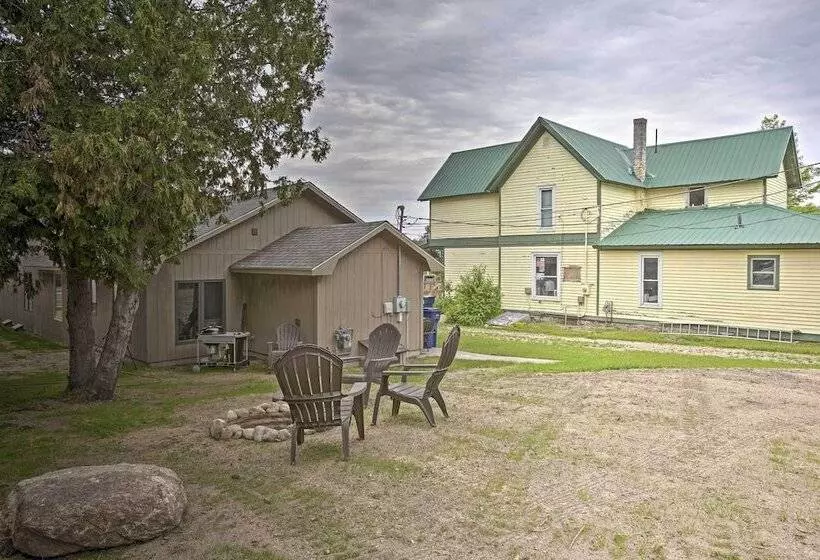 Cedar Home W/ Fire Pit & Grill ~3 Mi To Lakes