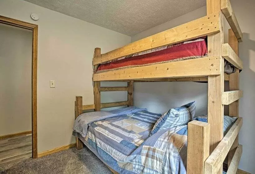 Cedar Home W/ Fire Pit & Grill ~3 Mi To Lakes