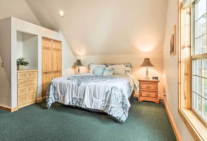 Chalet At Running Y Resort W/ Wraparound Deck!