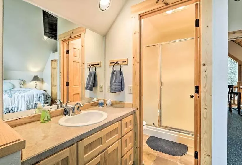 Chalet At Running Y Resort W/ Wraparound Deck!