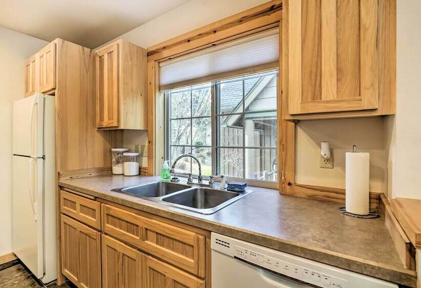 Chalet At Running Y Resort W/ Wraparound Deck!