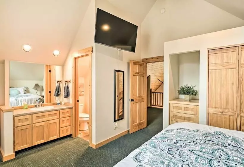 Chalet At Running Y Resort W/ Wraparound Deck!