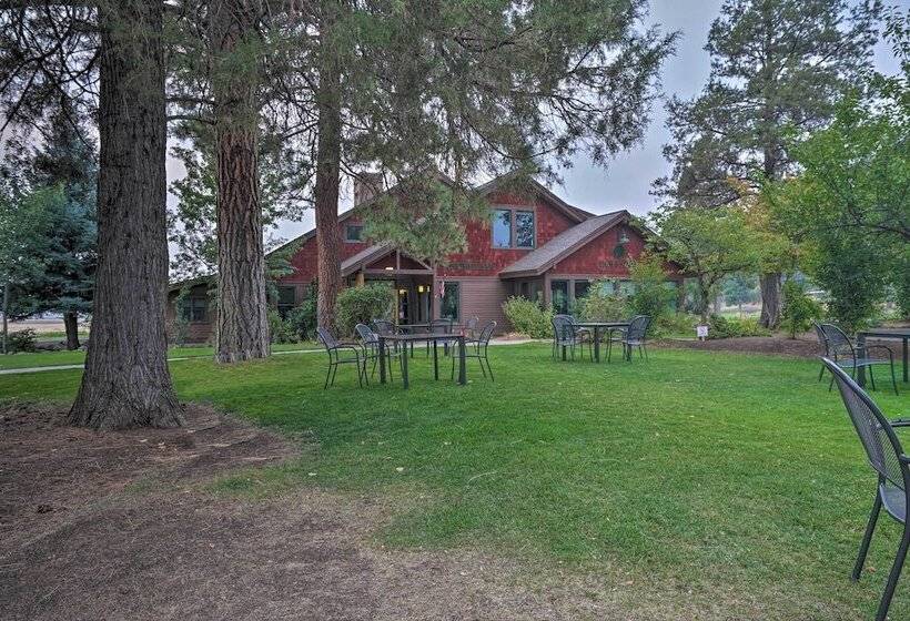 Chalet At Running Y Resort W/ Wraparound Deck!