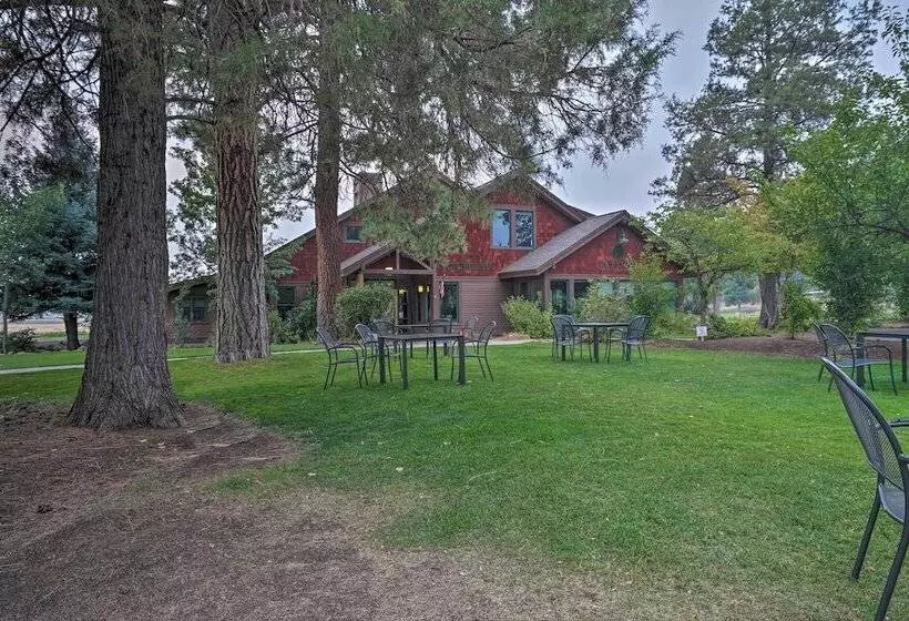 Chalet At Running Y Resort W/ Wraparound Deck!