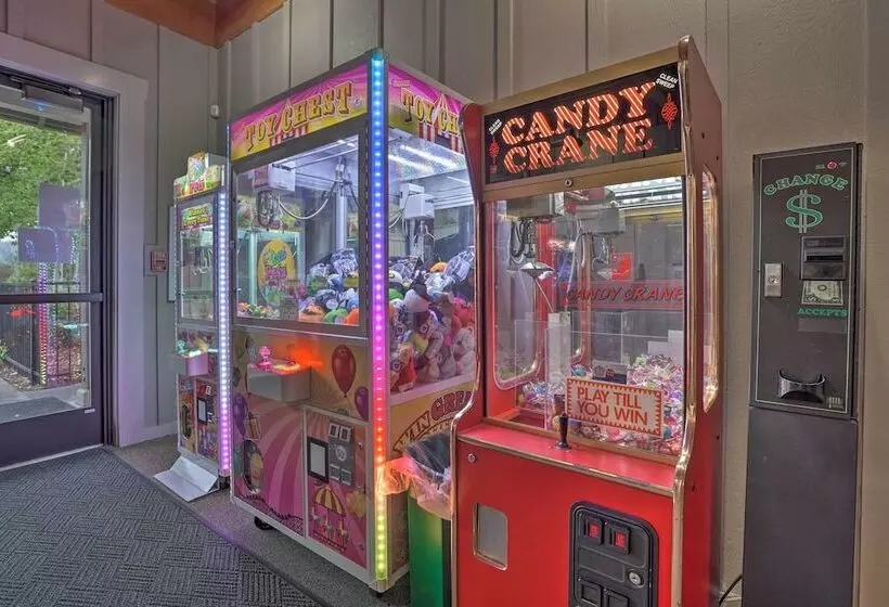 Chalet At Running Y Resort W/ Wraparound Deck!