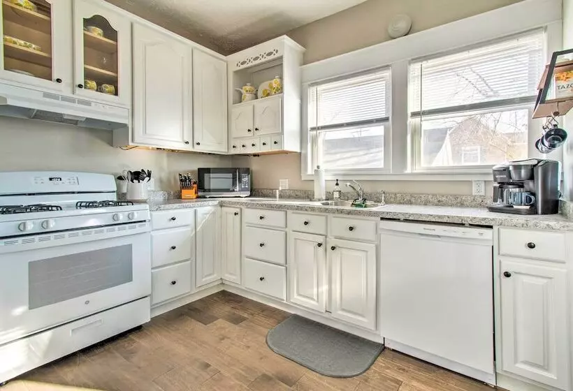 Cozy Illinois Home   Near Fishing & Golfing!