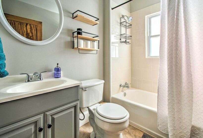 Cozy Illinois Home   Near Fishing & Golfing!