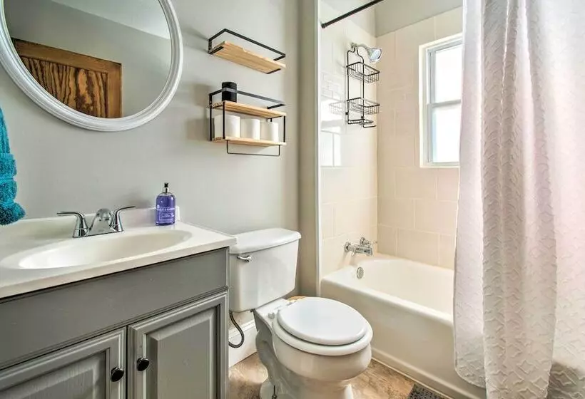 Cozy Illinois Home   Near Fishing & Golfing!
