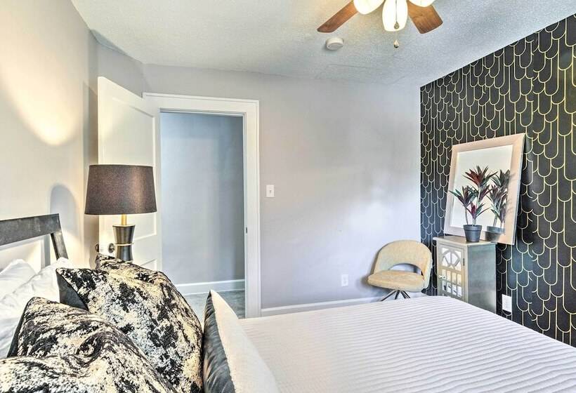 Cozy + Modern Indy House ~ 5 Mi To Downtown!