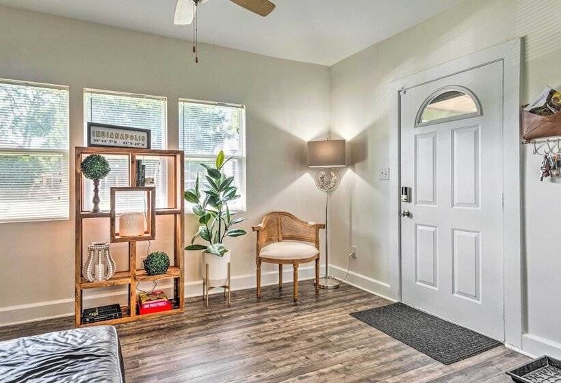 Cozy + Modern Indy House ~ 5 Mi To Downtown!
