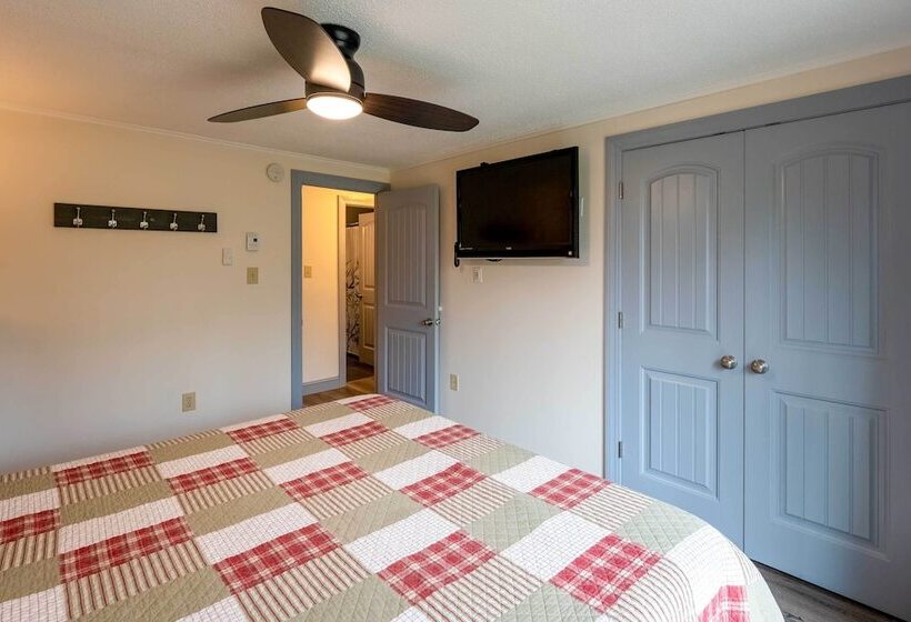 Walk To Lake: Family Home W/ Game Room, Deck & Bbq