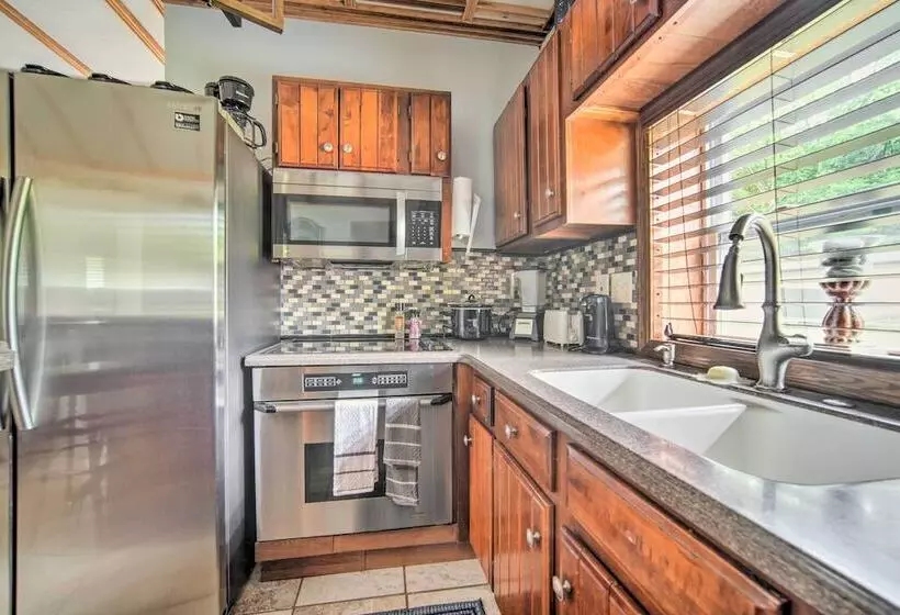 Jamestown Retreat W/ Hot Tub   Walk To Lake!