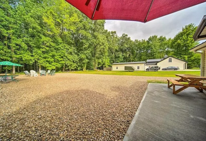 Jamestown Retreat W/ Hot Tub   Walk To Lake!