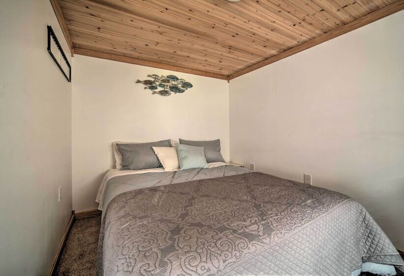 Jamestown Retreat W/ Hot Tub Walk To Lake!