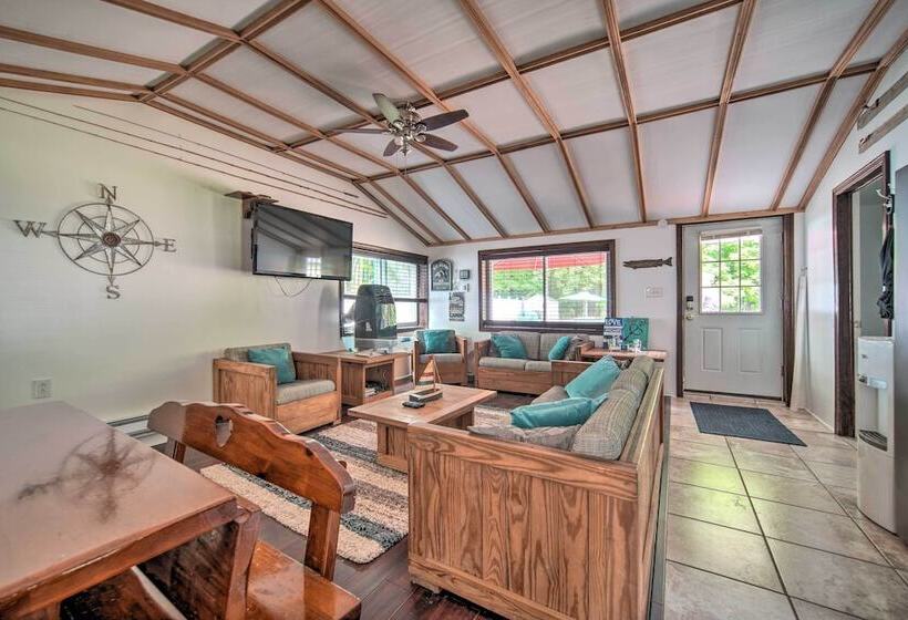 Jamestown Retreat W/ Hot Tub Walk To Lake!