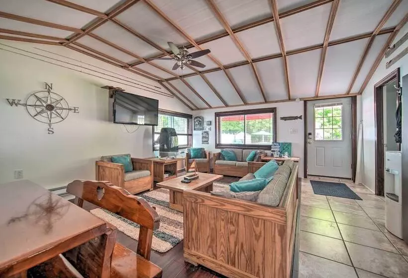 Jamestown Retreat W/ Hot Tub   Walk To Lake!