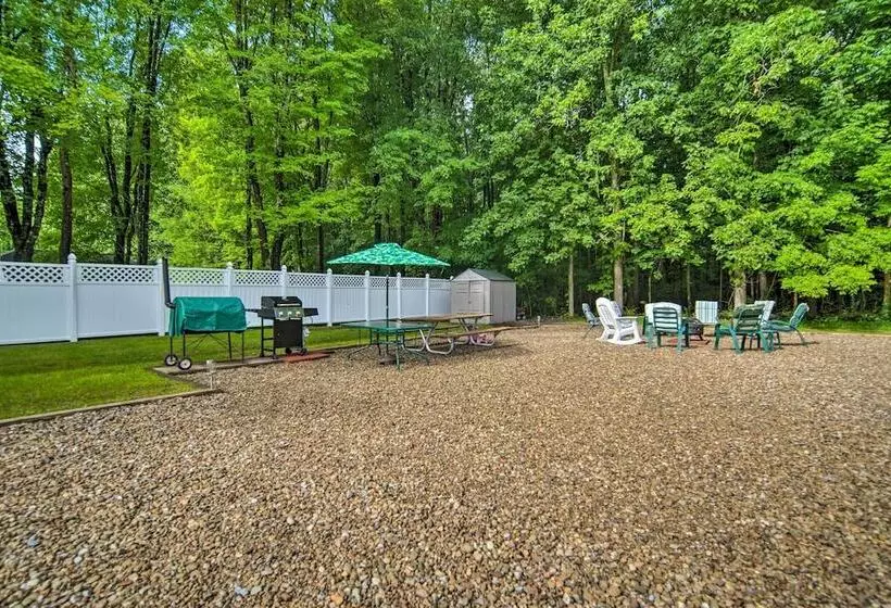 Jamestown Retreat W/ Hot Tub   Walk To Lake!