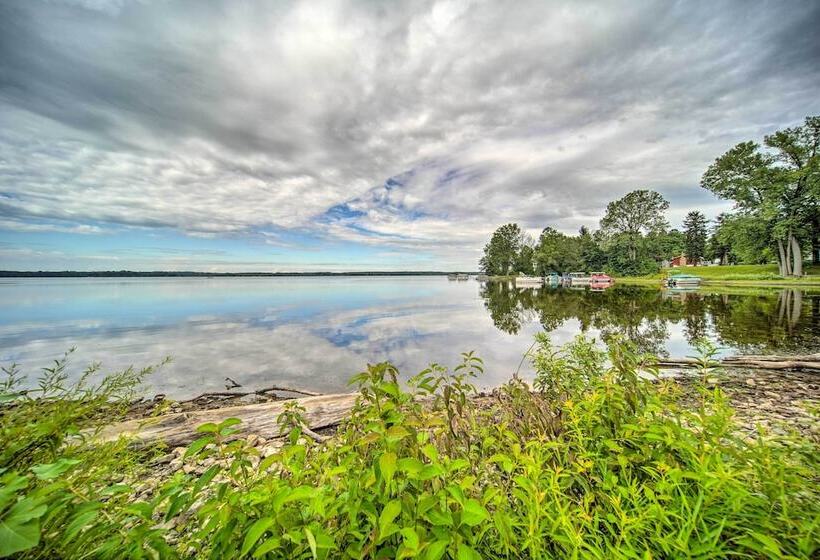 Jamestown Retreat W/ Hot Tub Walk To Lake!