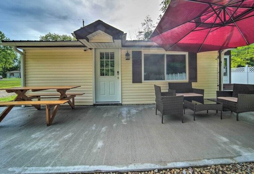 Jamestown Retreat W/ Hot Tub Walk To Lake!