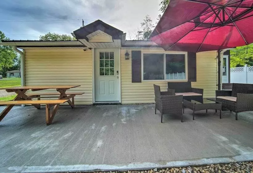 Jamestown Retreat W/ Hot Tub   Walk To Lake!