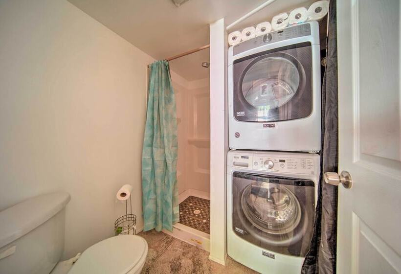 Jamestown Retreat W/ Hot Tub Walk To Lake!