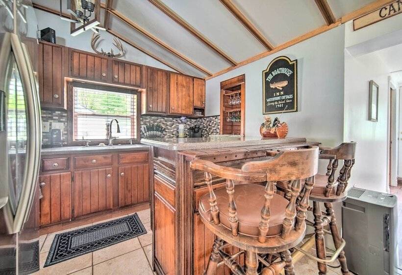 Jamestown Retreat W/ Hot Tub Walk To Lake!