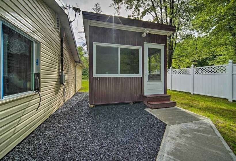 Jamestown Retreat W/ Hot Tub Walk To Lake!