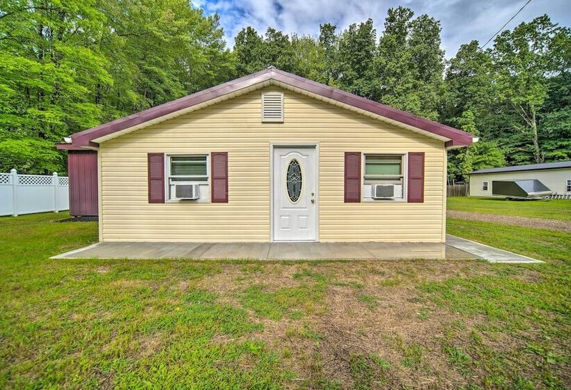 Jamestown Retreat W/ Hot Tub Walk To Lake!