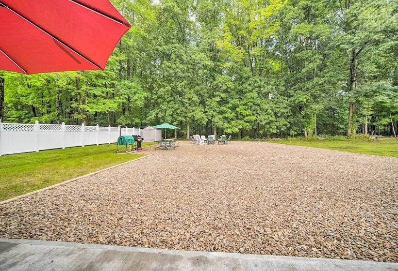 Jamestown Retreat W/ Hot Tub Walk To Lake!