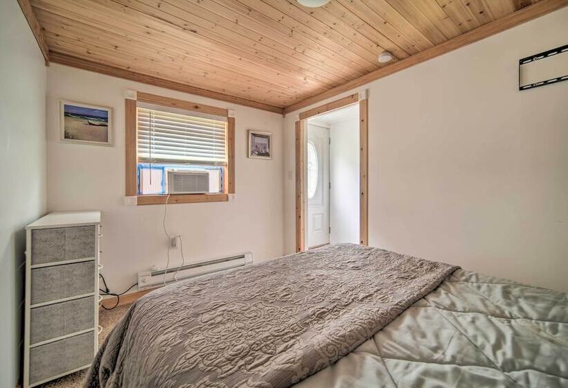 Jamestown Retreat W/ Hot Tub Walk To Lake!