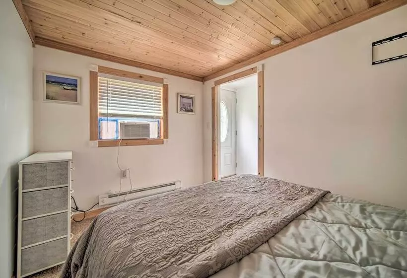 Jamestown Retreat W/ Hot Tub   Walk To Lake!