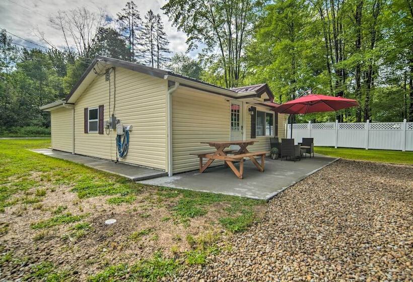 Jamestown Retreat W/ Hot Tub Walk To Lake!