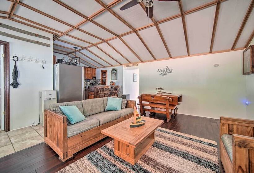 Jamestown Retreat W/ Hot Tub Walk To Lake!