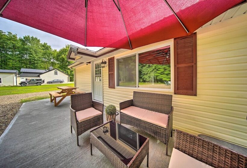 Jamestown Retreat W/ Hot Tub Walk To Lake!