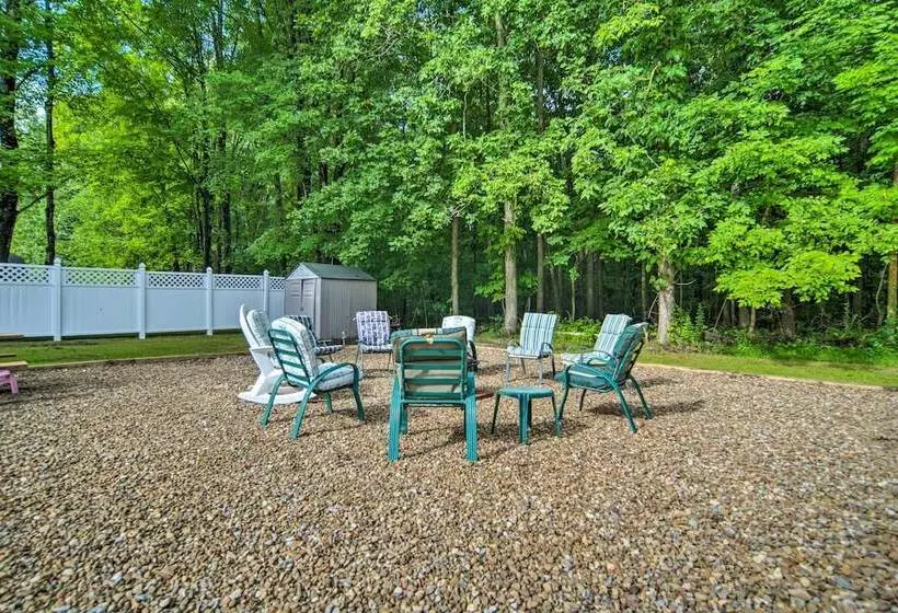 Jamestown Retreat W/ Hot Tub   Walk To Lake!