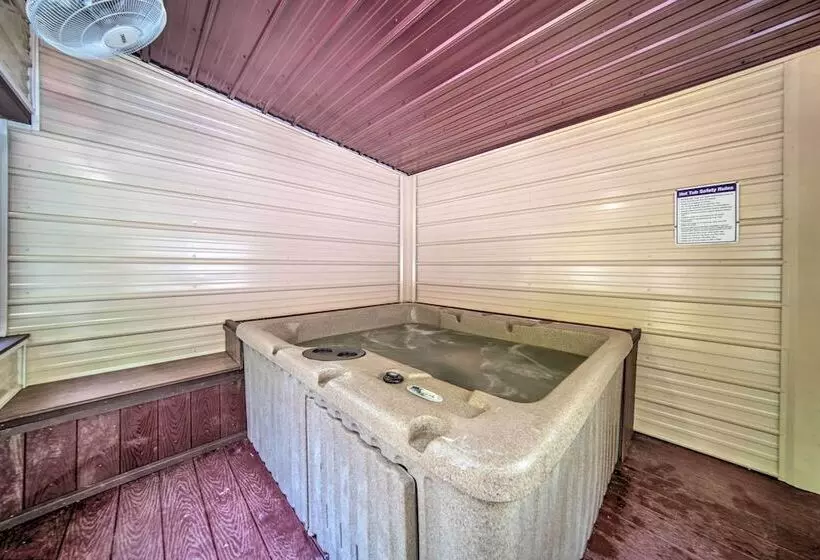 Jamestown Retreat W/ Hot Tub   Walk To Lake!