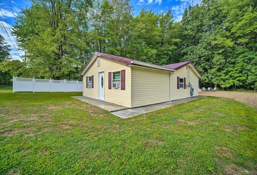 Jamestown Retreat W/ Hot Tub Walk To Lake!