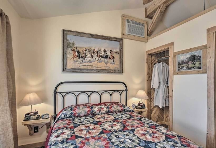 Kerrville Converted Barn Tiny Home W/ Kayaks!