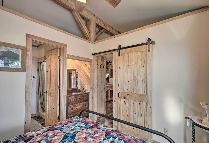 Kerrville Converted Barn Tiny Home W/ Kayaks!