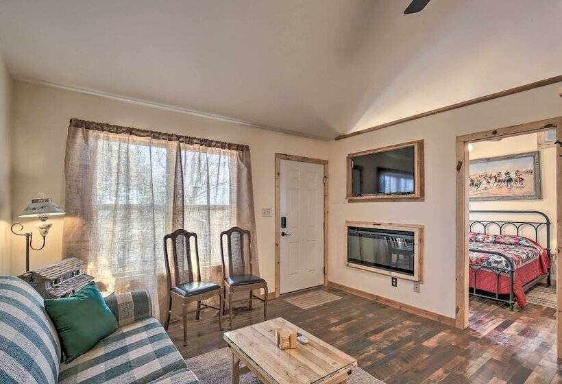 Kerrville Converted Barn Tiny Home W/ Kayaks!