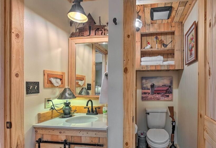 Kerrville Converted Barn Tiny Home W/ Kayaks!