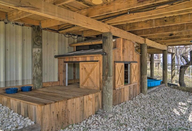 Kerrville Converted Barn Tiny Home W/ Kayaks!