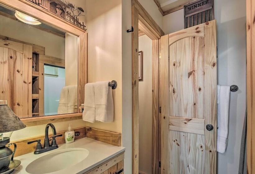 Kerrville Converted Barn Tiny Home W/ Kayaks!