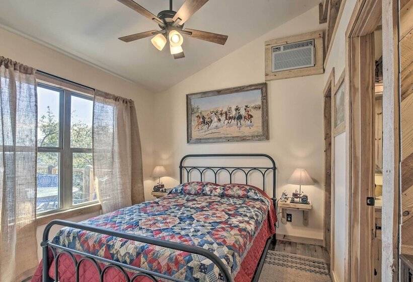 Kerrville Converted Barn Tiny Home W/ Kayaks!