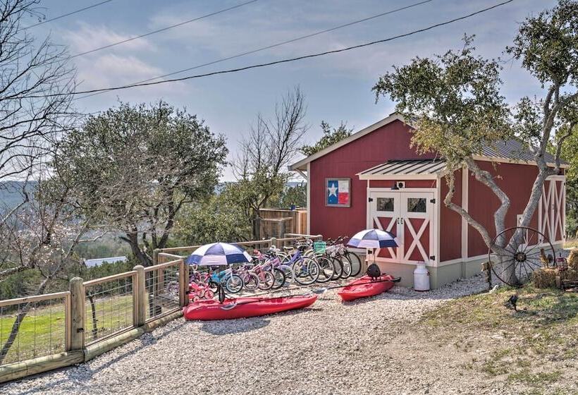 Kerrville Converted Barn Tiny Home W/ Kayaks!