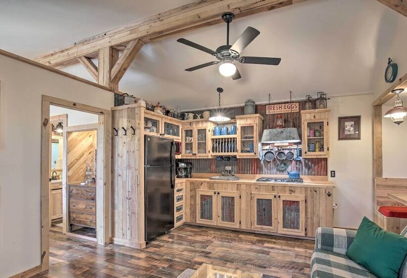 Kerrville Converted Barn Tiny Home W/ Kayaks!