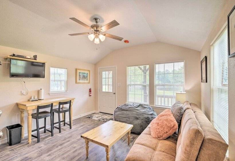 Lakefront Cabin W/ Access To 2 Paddleboats!