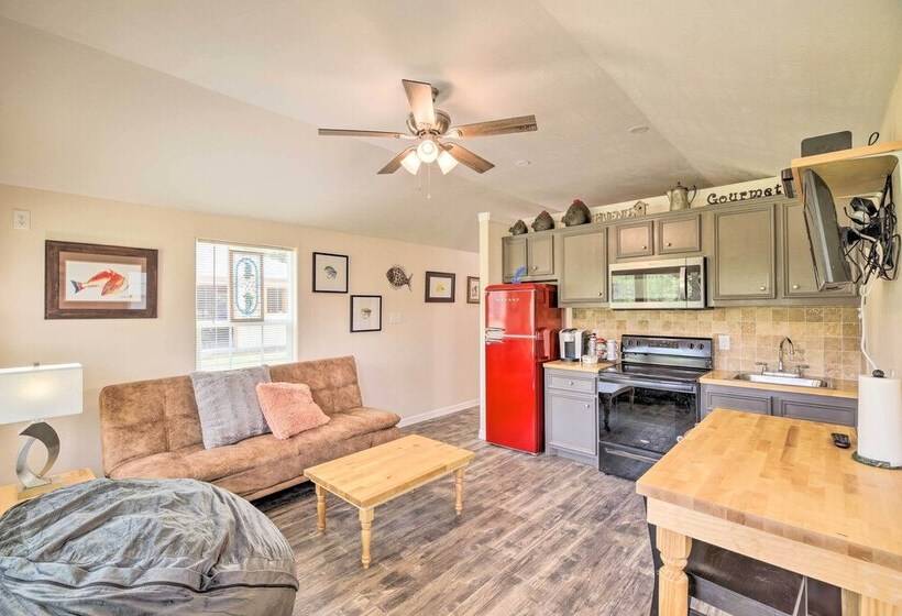 Lakefront Cabin W/ Access To 2 Paddleboats!