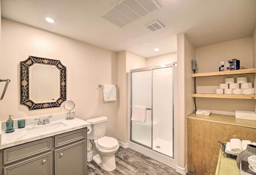 Lakefront Cabin W/ Access To 2 Paddleboats!